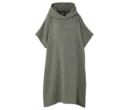 Une robe à capuche vert olive avec des manches courtes et une poche plaquée.