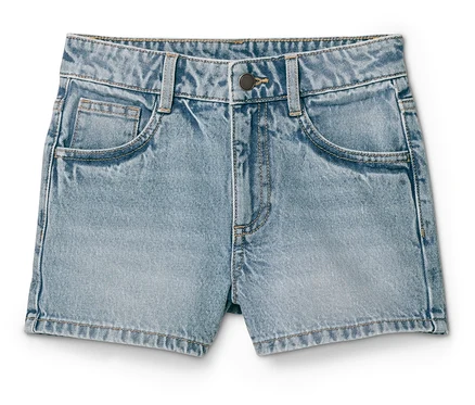 Short en jean bleu clair posé sur un fond blanc.