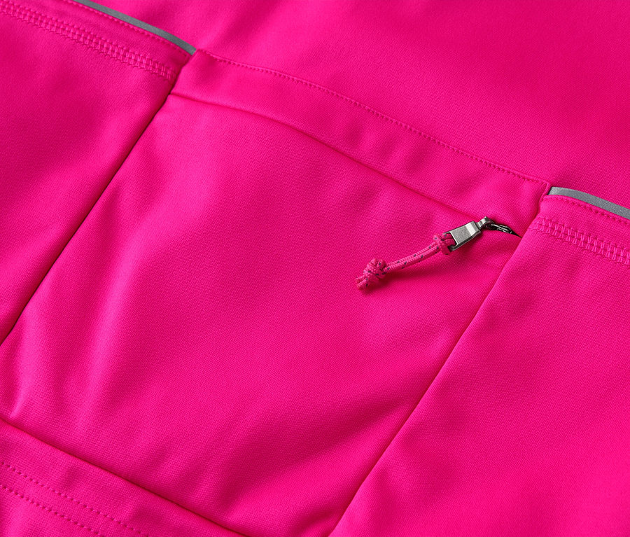 Gros plan d'une veste rose avec une poche zippée.