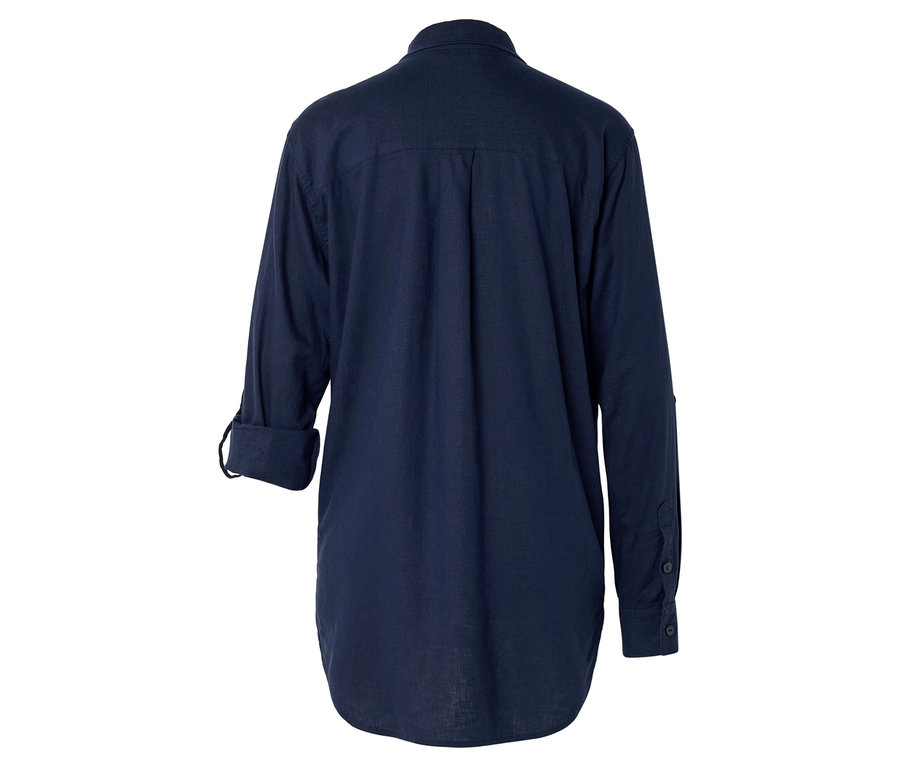 Chemise bleu foncé à manches longues, vue de dos, avec une manche retroussée.