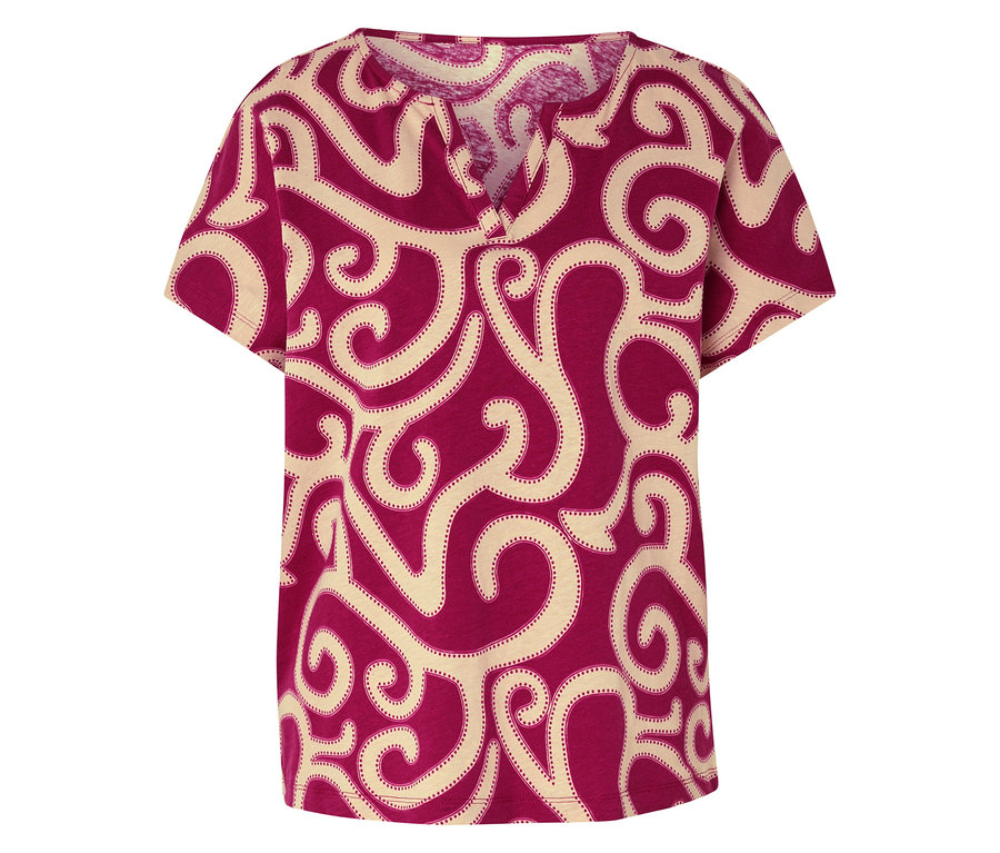 Un t-shirt à manches courtes avec un col en V et un motif de volutes beiges à pois sur un fond rose.