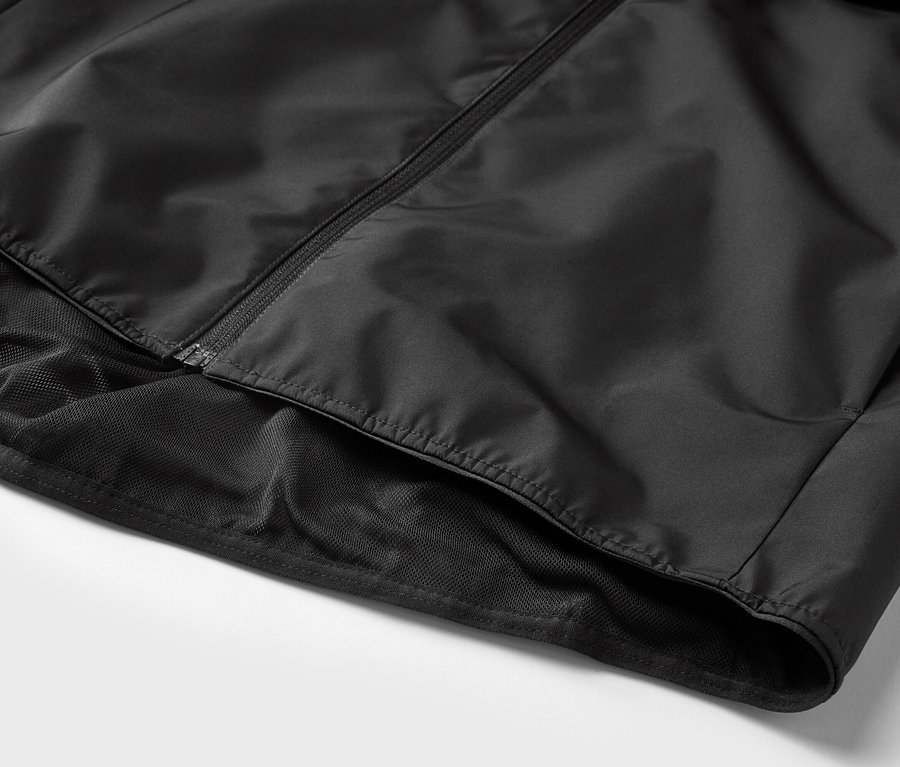 Gros plan sur une veste noire avec fermeture éclair et doublure en filet.