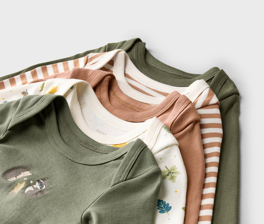 Cinq bodies à manches longues pour bébé sont superposés, avec différents motifs et couleurs comme olive, rayures marron et feuilles.