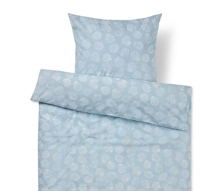 Linge de lit bleu clair à motifs de coquillages blancs, comprenant une taie d'oreiller et une housse de couette.