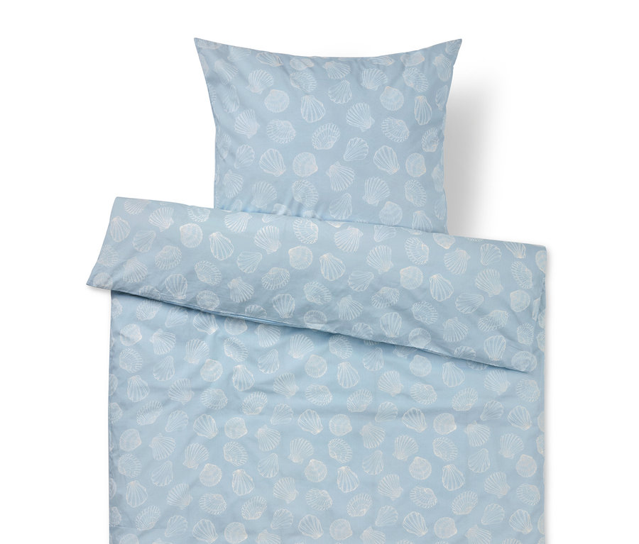 Linge de lit bleu clair à motifs de coquillages blancs, comprenant une taie d'oreiller et une housse de couette.