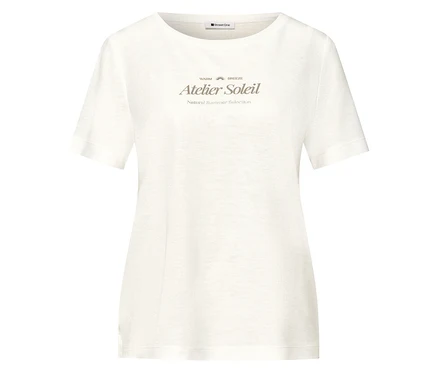 Un t-shirt blanc avec l'inscription "Atelier Soleil" est visible sur un fond blanc.