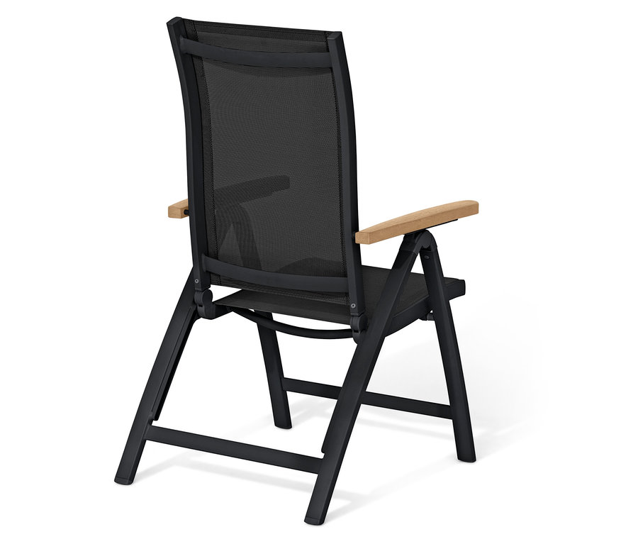 Une chaise de jardin noire avec des accoudoirs en bois se dresse sur un fond blanc.