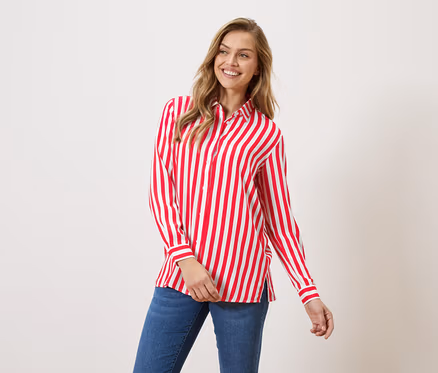 Femme portant une chemise rayée rouge et blanche et un jean.