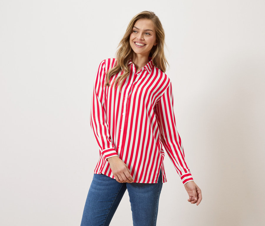 Femme portant une chemise rayée rouge et blanche et un jean.