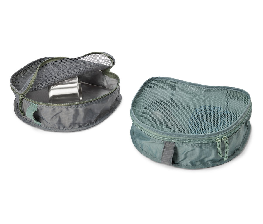 Deux cubes d'emballage gris, un ouvert avec une tasse, un fermé avec un insert en filet.