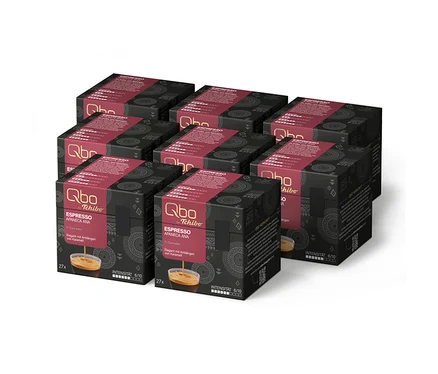 Huit boîtes noires de capsules Qbo by Tchibo Espresso APANECA ANA avec couvercles rouges, contenant chacune 27 capsules. Chaque boîte montre une image d'espresso dans une tasse.