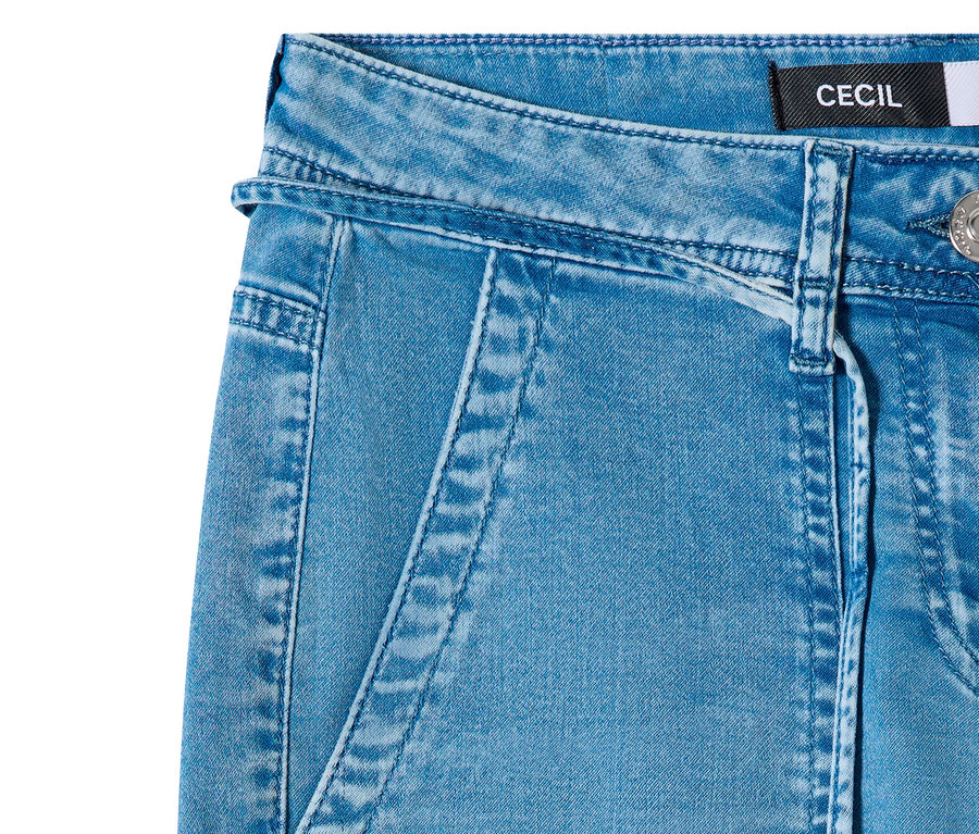 Gros plan d'un jean CECIL « Neele » bleu clair délavé, montrant la taille, les passants de ceinture et les coutures verticales proéminentes sur le devant. Une étiquette blanche de la marque CECIL est visible sur le côté droit de la ceinture.