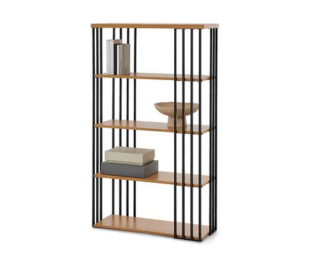 Une haute étagère moderne avec cinq étagères en bois clair et des barres métalliques verticales noires sur les côtés. L'étagère supérieure contient des livres, celle du milieu un bol décoratif et celle du dessous deux boîtes empilées.