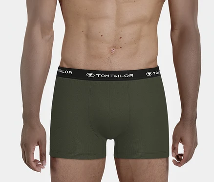 Homme portant un boxer côtelé vert foncé avec une ceinture noire TOM TAILOR, visible de la taille vers le haut.