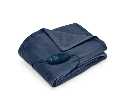 Couverture chauffante bleu foncé pliée avec contrôleur Beurer et voyant rouge.
