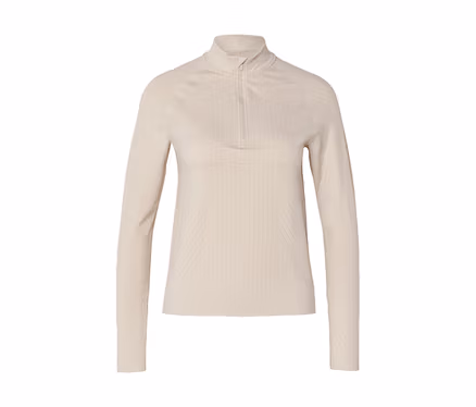 Haut à manches longues beige clair avec col montant zippé, présentant une texture côtelée verticale et de subtils motifs géométriques sur la poitrine et les côtés.