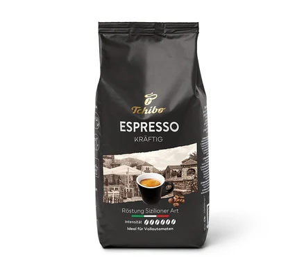 Paquet noir de 1 kg de grains de café Tchibo Espresso Kräftig, avec une tasse d'espresso, des grains de café et une scène de rue sicilienne.