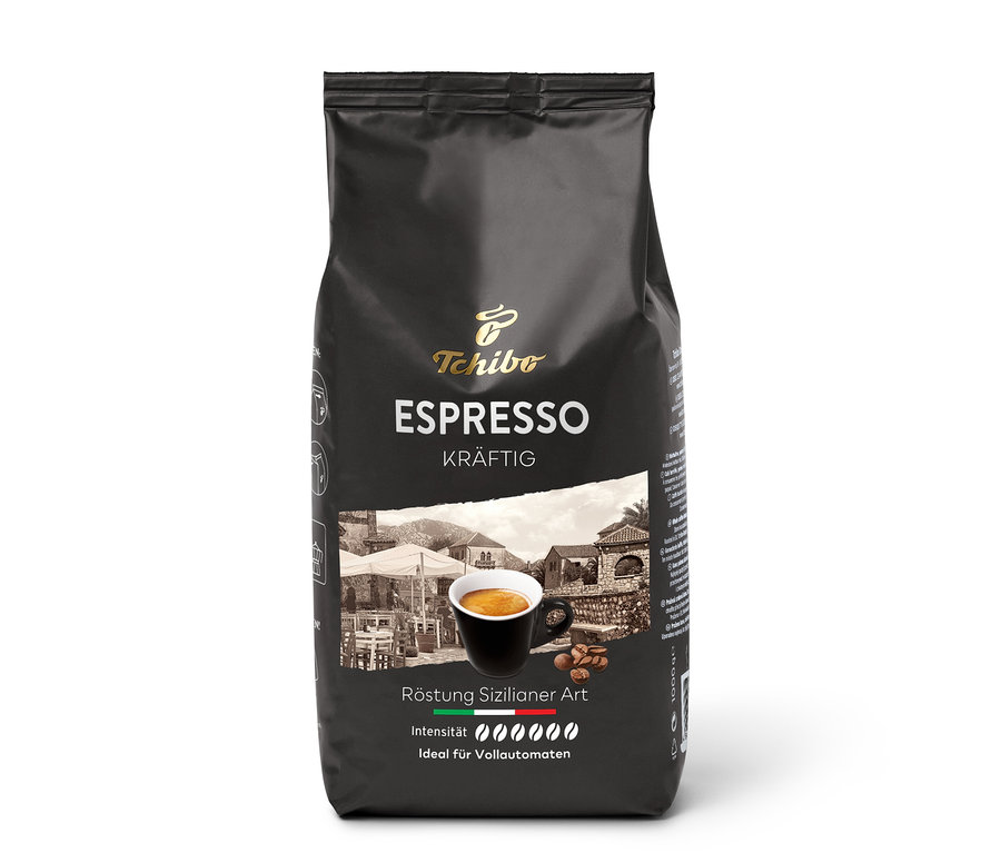 Paquet noir de 1 kg de grains de café Tchibo Espresso Kräftig, avec une tasse d'espresso, des grains de café et une scène de rue sicilienne.