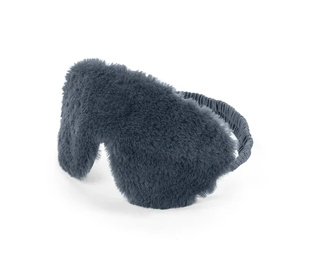 Masque de sommeil gris foncé et moelleux avec un élastique, sur fond blanc.
