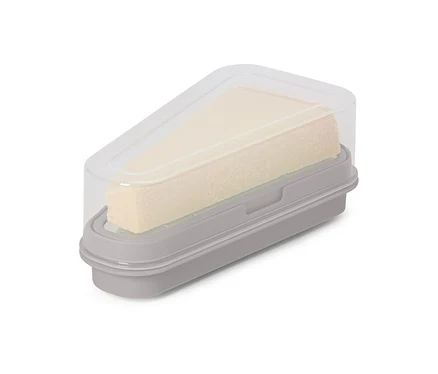 Un morceau de fromage dans une boîte à fromage grise avec un couvercle transparent.