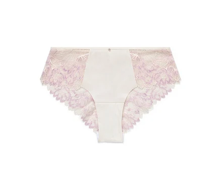 Gros plan sur une culotte pour femme avec de la dentelle violette et du tissu blanc.