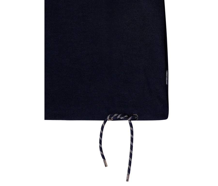 T-shirt CECIL: Gros plan du bas d'un t-shirt côtelé bleu foncé avec un cordon de serrage rayé bleu et blanc à l'ourlet et une étiquette « OWN YOUR JOURNEY ».