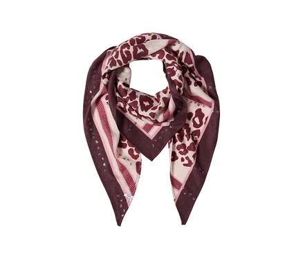 Foulard triangulaire CECIL avec un imprimé léopard bordeaux et rose clair, des sections rayées et des clous argentés sur les bords.