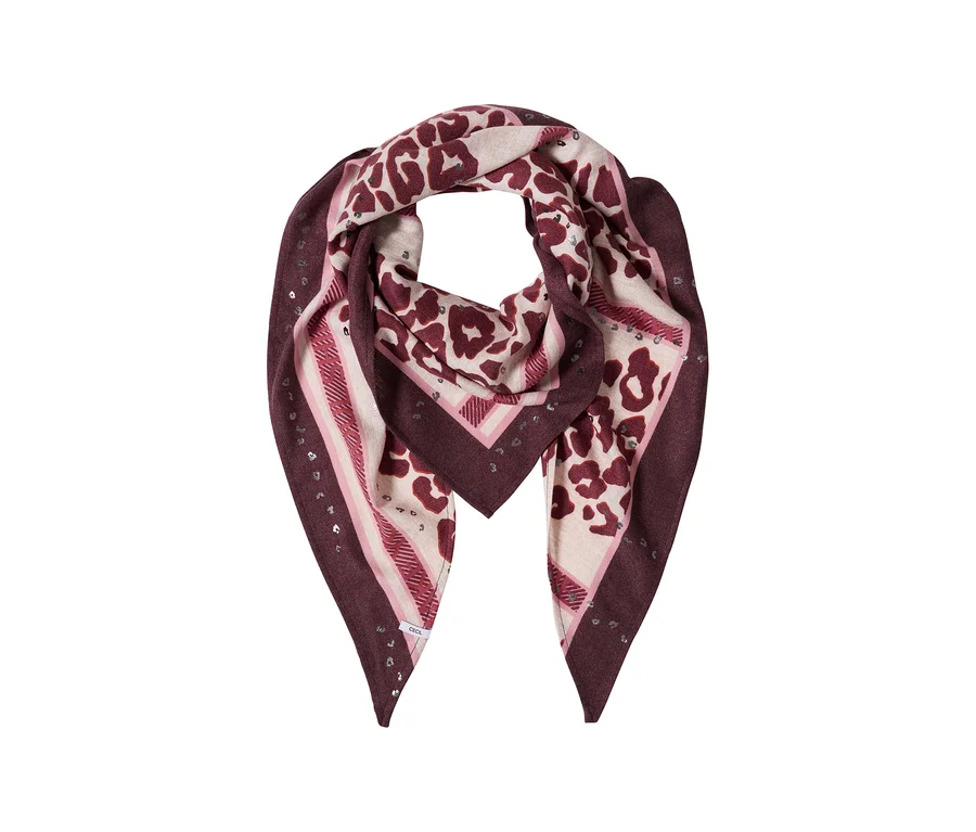 Foulard triangulaire CECIL avec un imprimé léopard bordeaux et rose clair, des sections rayées et des clous argentés sur les bords.