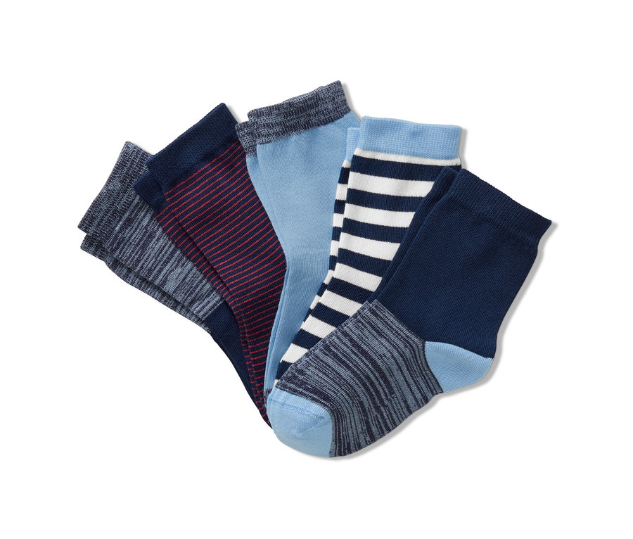 Cinq paires de chaussettes bleues.