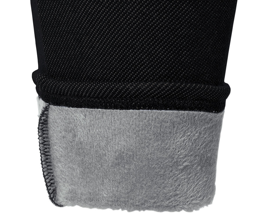 Gros plan sur un legging doublé à l’aspect jean noir avec une doublure grise.
