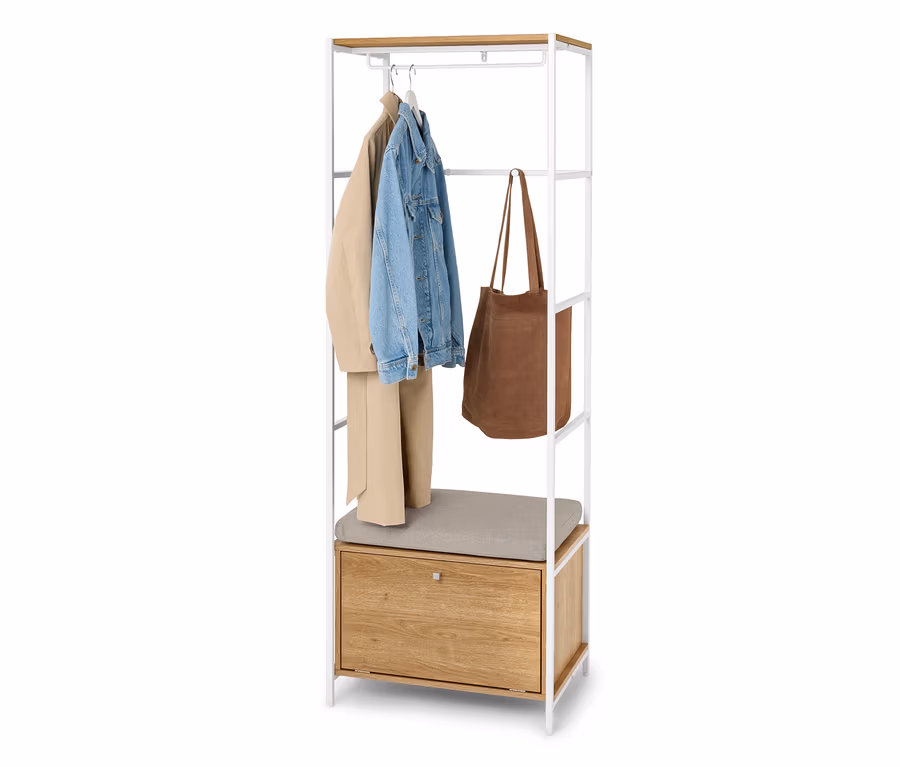 Porte-manteau avec veste beige, veste en jean et sac marron, avec un banc avec tiroir en dessous.