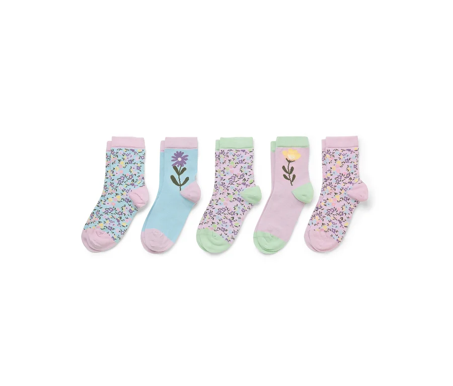 Cinq paires de chaussettes sont alignées. Deux paires sont à motifs floraux, une est bleu clair avec une fleur violette, une est rose avec une fleur jaune.