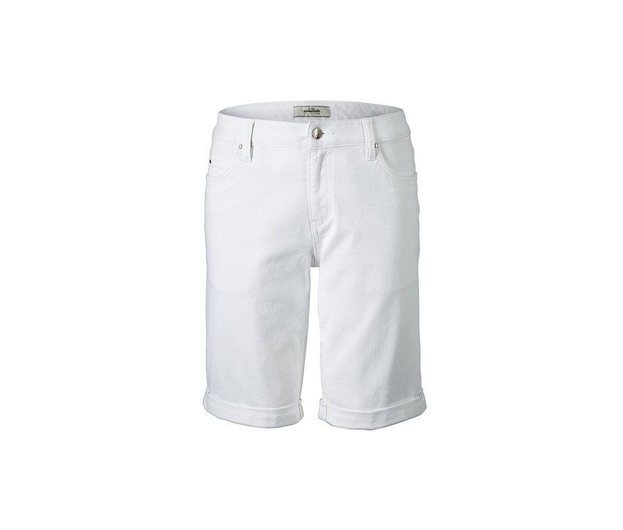 Short en jean blanc sur fond blanc.