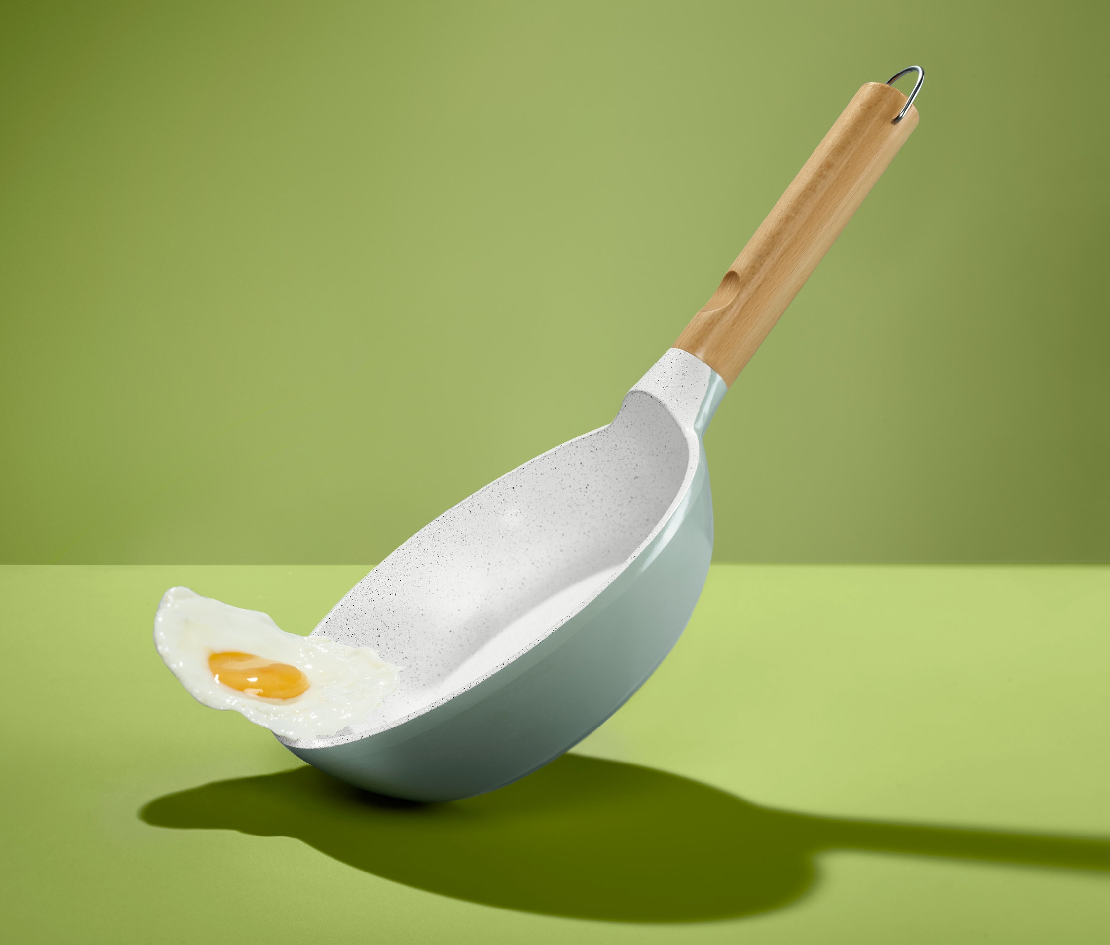 Un œuf au plat est cuit dans une poêle en fonte d’aluminium avec revêtement en céramique de haute qualité, Ø env. 20 cm.