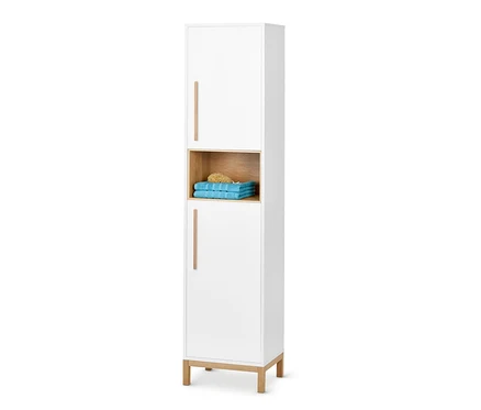 Armoire haute de salle de bain «Eklund» blanche avec deux portes et une étagère ouverte avec des serviettes bleues et une éponge.