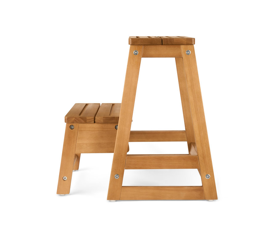 Un marchepied escamotable en bois massif avec deux marches.