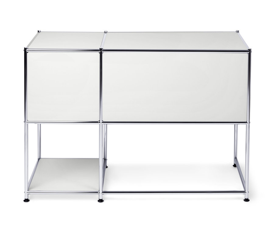 Bureau en métal « CN3 » blanc avec porte abattante sur fond blanc.