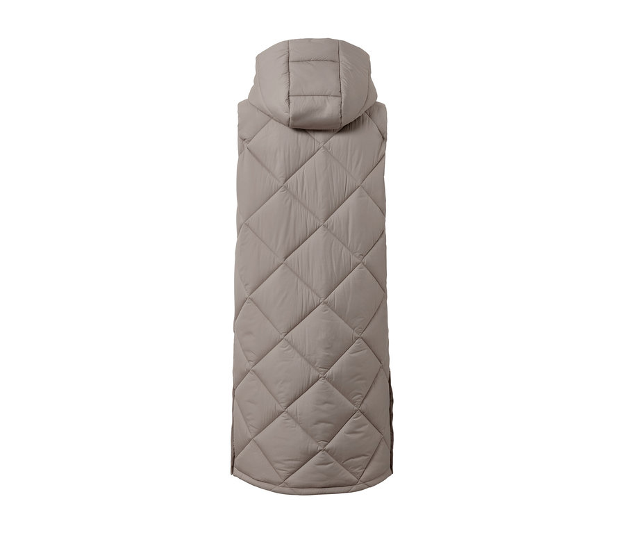 Vue détaillée d'un long gilet matelassé avec capuche.