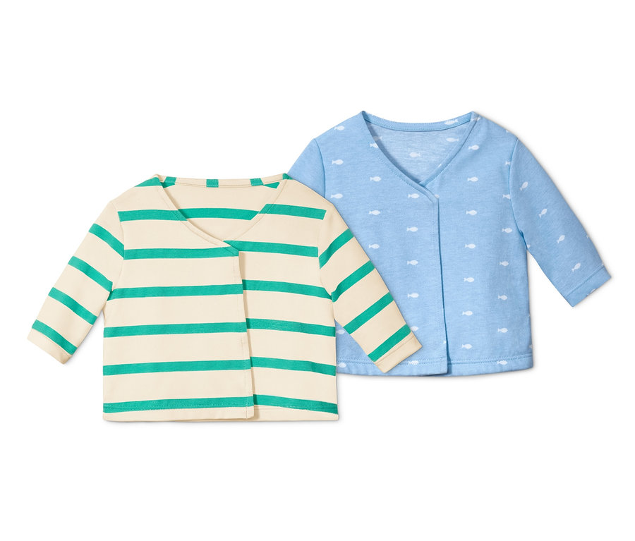 Deux cache-cœurs en coton pour bébés : un crème rayé vert et un bleu à motifs de poissons.