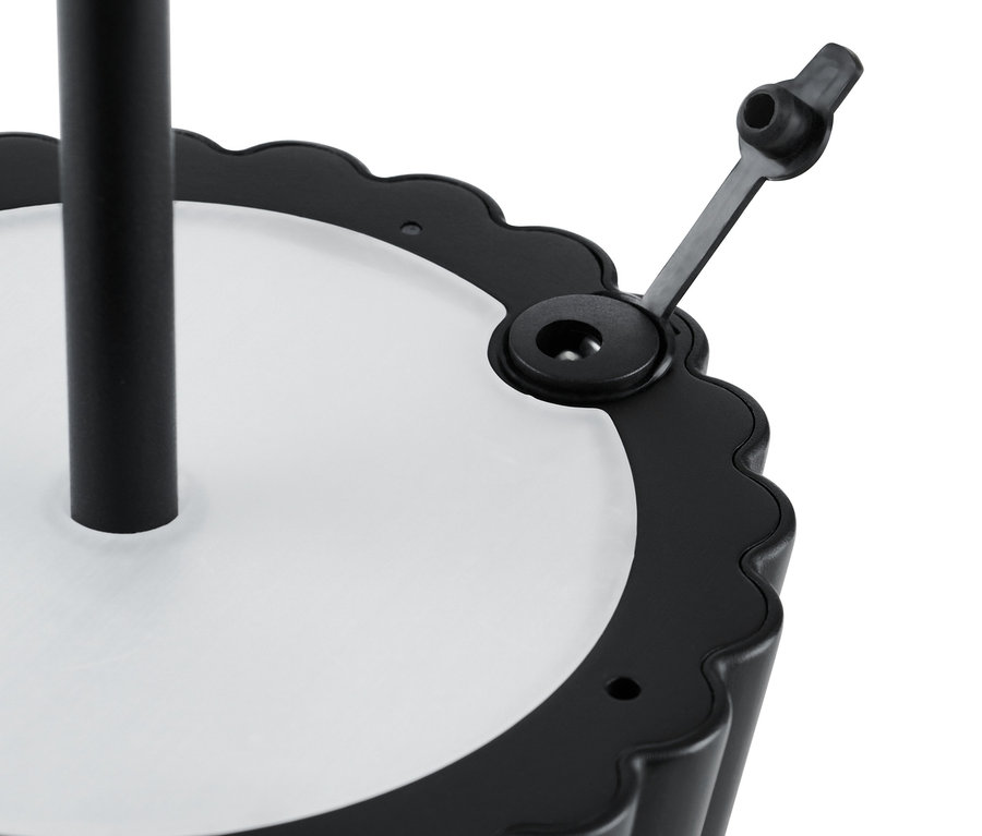 Gros plan d'une lampe de table à LED à batterie.