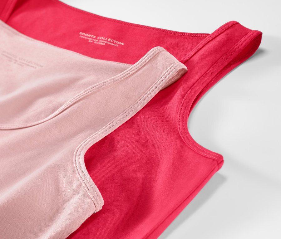 Deux tops, rose pâle et rose vif.