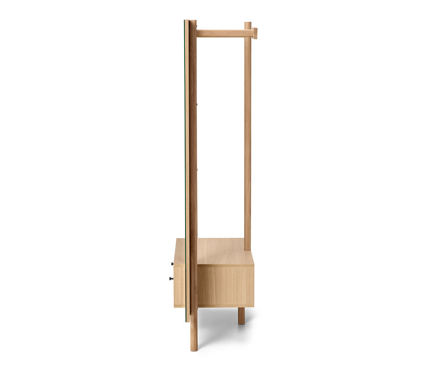 Présentation d'une armoire en bois clair avec miroir.