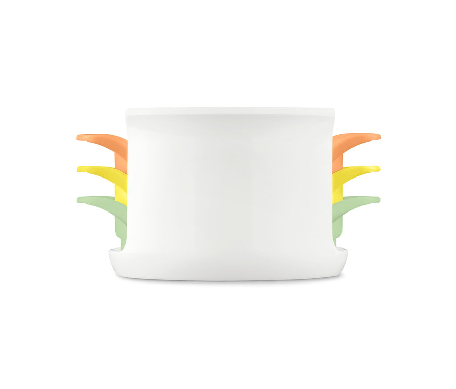 Vue détaillée d'un coupe-œuf et mozzarella 3 en 1 avec des parties orange, jaune et verte.