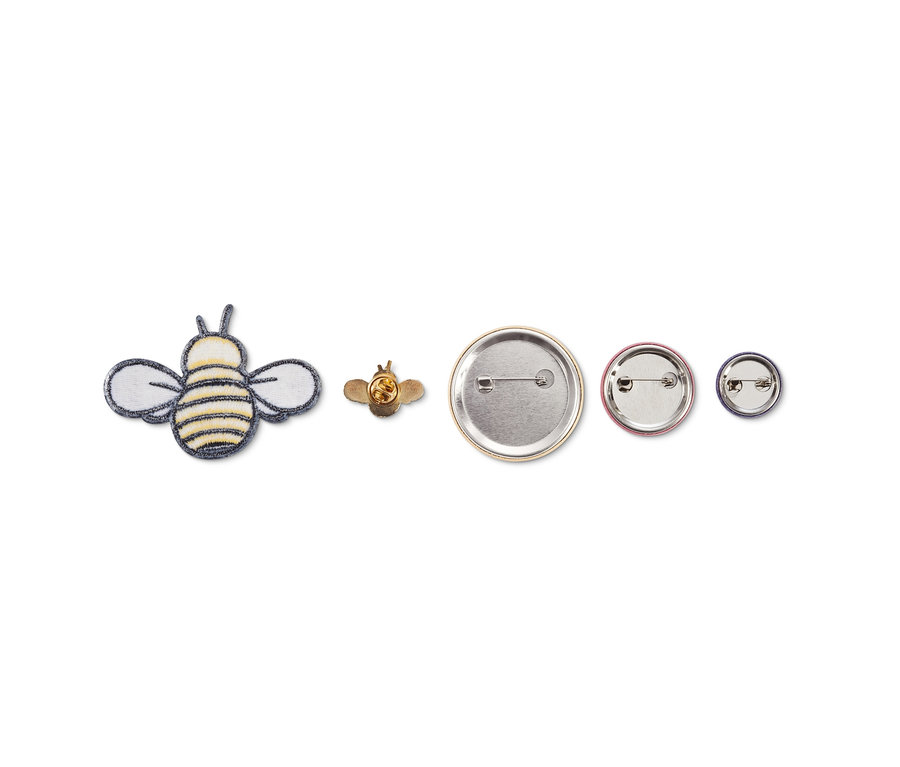 Kit badges et image à repasser : un patch thermocollant abeille et trois badges.