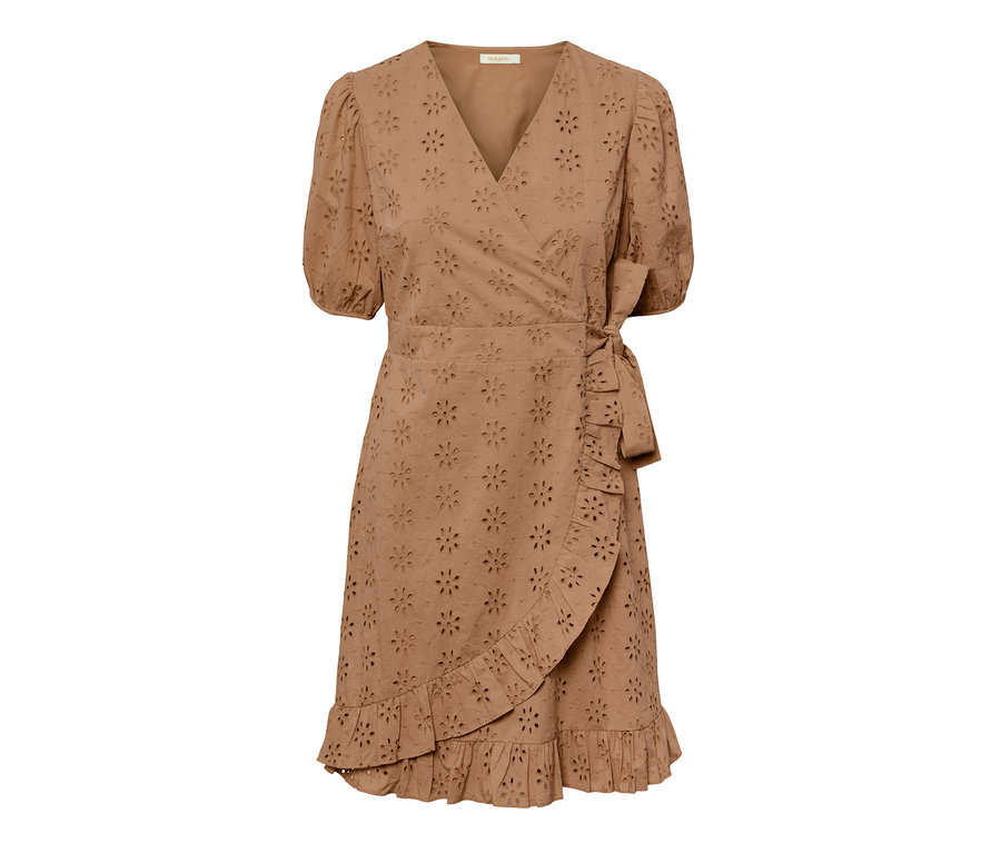 Une robe marron à broderie ajourée.