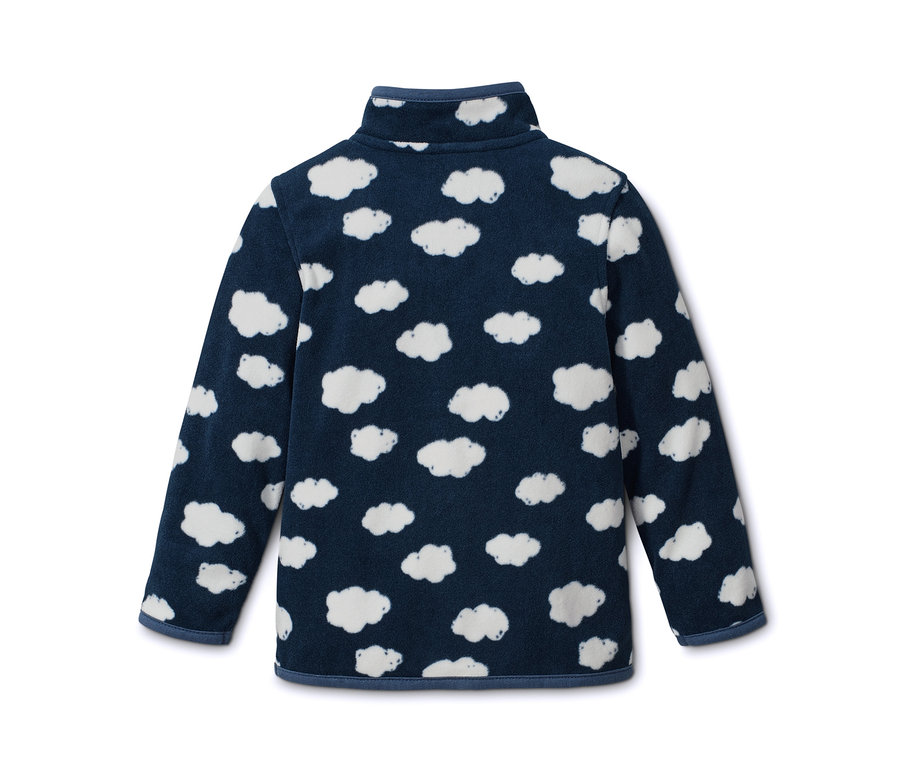Une jaquette en polaire bleue avec un motif de nuages blancs.