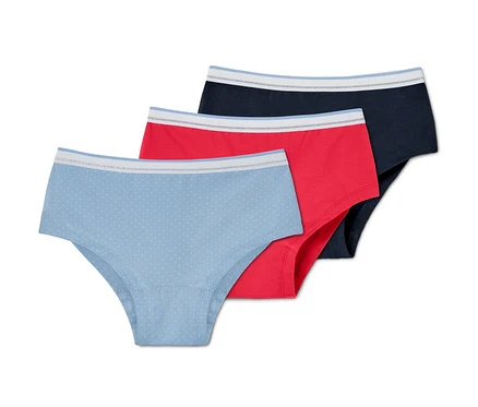 Trois culottes pour filles en coton bio, une bleue à pois, une rouge et une bleu marine.