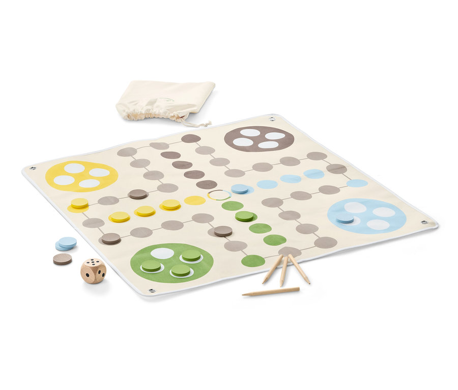 Ludo XL sur plateau de jeu en tissu avec des bâtons en bois, des dés et des pièces de jeu.