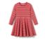 Robe en jersey rayée rouge et blanche à manches longues.