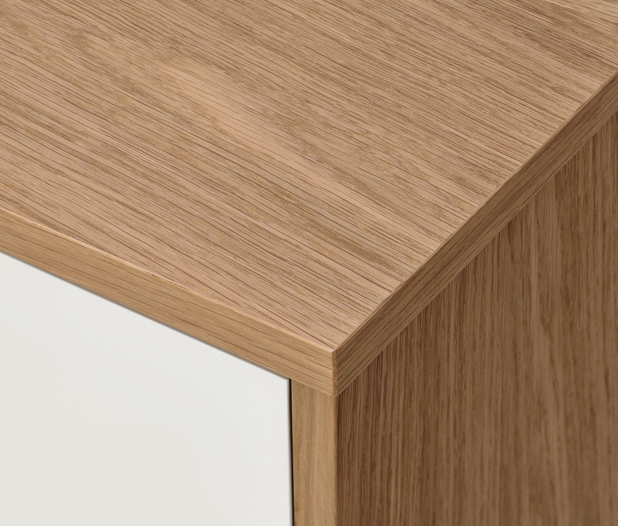 Gros plan d'un meuble blanc « Bekeson » avec un dessus en bois.